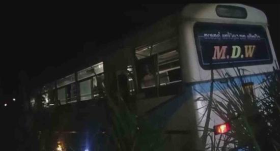 වැලිමඩදී මගී බස් රථයක් ප්‍රපාතයකට පෙරළෙයි